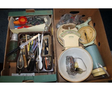 A BOX OF VINTAGE KITCHENALIA TO INCLUDE THERMOS, FLASKS, SCALES AND MINCER
