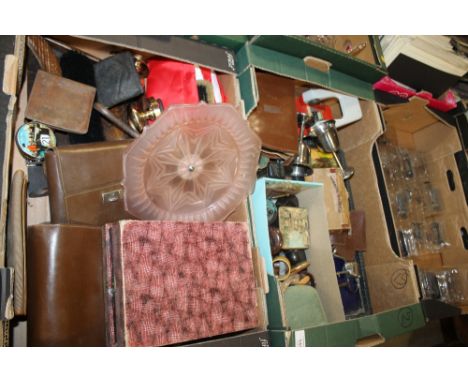 TWO TRAYS OF ASSORTED VINTAGE ITEMS TO INCLUDE BAKELITE EXAMPLES