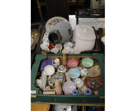 TWO TRAYS OF CERAMICS TO INCLUDE WEDGWOOD JASPERWARE, BESWICK FRUIT BOWLS ETC.