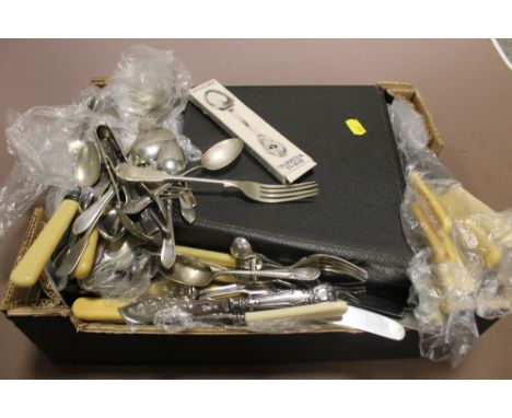 A LARGE QUANTITY OF ASSORTED FLATWARE TO INCLUDE SILVER PLATED AND SILVER HANDLED EXAMPLES 