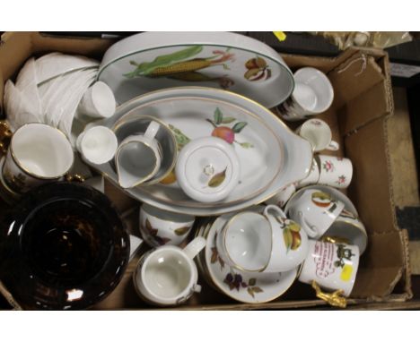 A TRAY OF ROYAL WORCESTER EVESHAM CHINA, COLOURED GLASS VASE ETC.