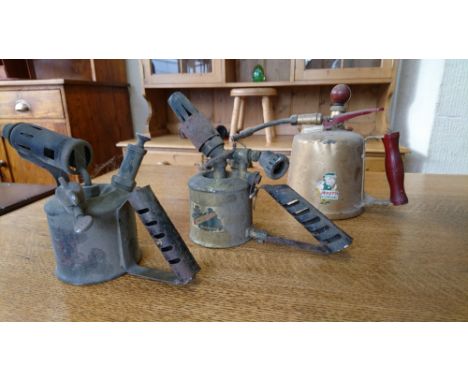 AN EARLY 2Oth CENTURY 'MYSTO No.6 PNEUMATIC' BRASS SPRAYER TOGETHER WITH A BLADON OF BIRMINGHAM VINTAGE BRASS BLOW TORCH & A 