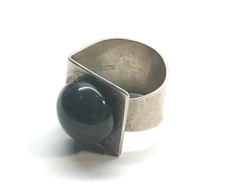 Modernist stone set silver ring 