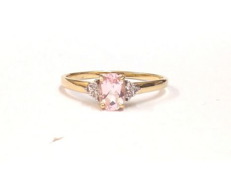 A 9ct yellow gold light kunzite and white topaz set ring (X).