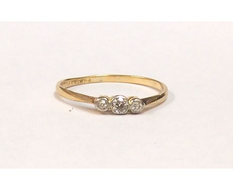 An antique 18ct yellow gold and platinum (stamped 18ct and plat) diamond set ring (R.5).