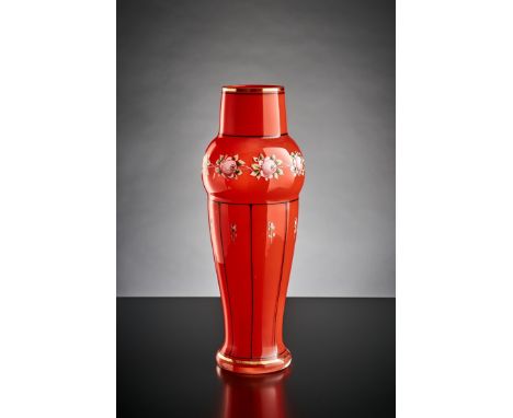 Balustervase.  Orangerot unterfangen. Emailmalerei mit Rosen und schwarzen Linien. Loetz? 20-er Jahre. H 32 cmSammlung Hindel