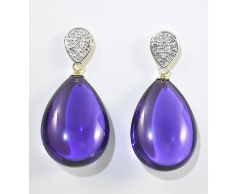 Amethyst-Pendeloques. Ohrstecker mit zwei Amethyst-Tropfen von zus. ca. 30 ct. dazu kleine Diamanten. 14 ct. GG