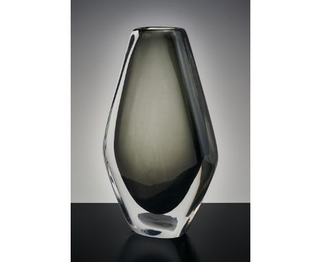 Orrefors Vase. Bez.und numm. 3595/1. Abgeflachte Rhomben-Form. Farbloses Glas mit grünem Innenüberfang. H 19,5 cm