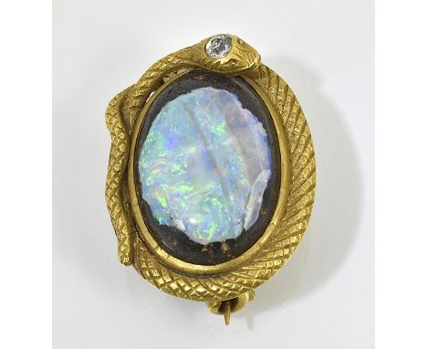 Feine Opalbrosche. Boulder-Opal in naturalistischer Fassung mit Schlange. Kleine Diamanten ca. 0,05 ct. 14 ct. GG. Um 1900. L