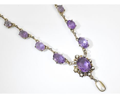 Amethyst-Collier. Facettiert. Flussperl-Pendeloque und -besatz. Silber. Schwäbisch Gmünd, um 1900. L 41 cm