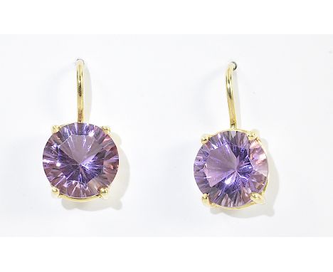 Amethyst-Ohrringe. Runde, facettierte Amethyste ca. 6,43 ct. 14 ct. RG. Hakenbrisur.