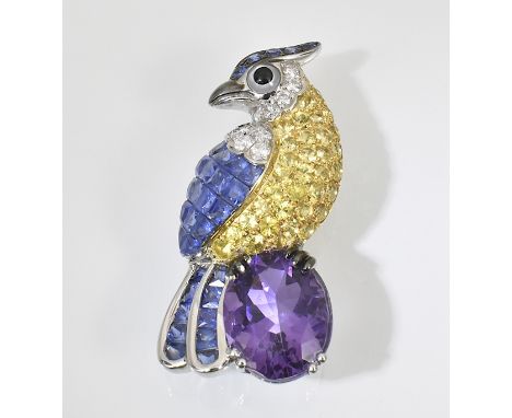 Papageien-Brosche.  Meisterlich gearbeitet mit blauen und gelben Saphiren zus. ca. 2,50 ct. Brillanten ca. 0,15 ct. Ovaler, f