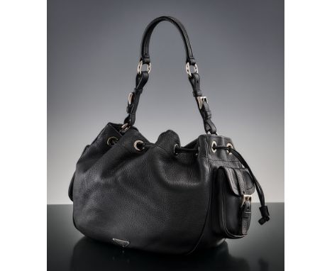 Prada Beuteltasche.  Schwarzes Hirschleder. Verschluss mit Zugband. Zwei kleine Seitentaschen. Kurzer Schulterriemen. Textilf