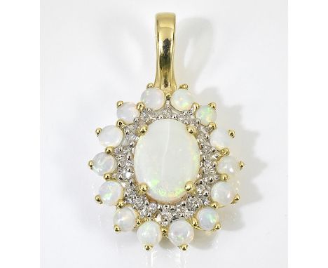 Opal-Anhänger. Oval, blütenförmig gefasst. 14 ct. GG. H 2,8 cm.