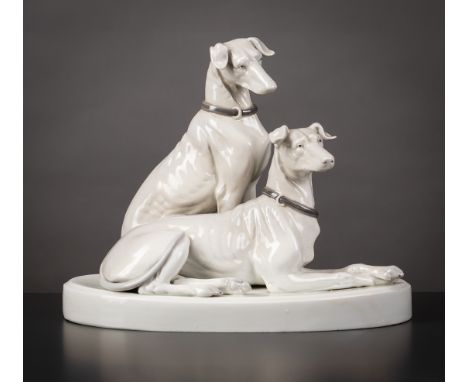 Zwei Windhunde als Figurine auf ovalem Sockel. Porzellanfabrik Goebel in Oeslau/Oberfranken nach 1908. H 20 cm