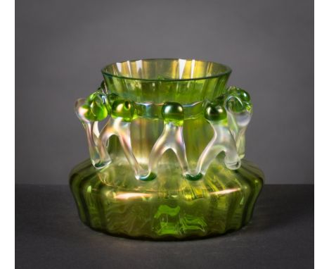 Topfartige Vase. Grünes Glas mit aufgeschmolzenem, umlaufendem Band aus lüstrierendem, farblosem Glas. Loetz? 1920-er Jahre. 