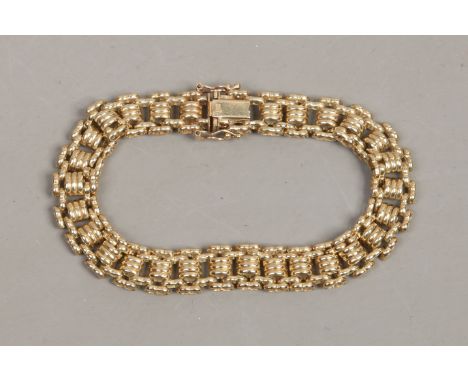 A 9 carat gold gate bracelet, 17.4 grams.   Condition Report. To be used as a guide only.  Good condition.