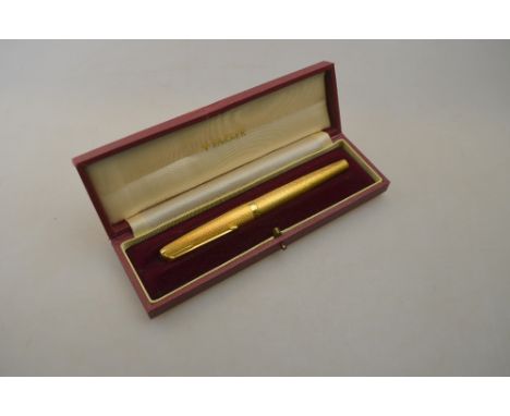 An 18ct yellow gold engine turned Parker fountain pen in fitted box, engraved with initials PD 