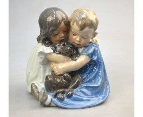 Royal Copenhagen model of children hugging a dachshund, no. 070, 15 cm high Condition Report Good condition - no chips or cra