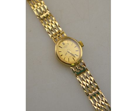 A lady's 9ct gold Rotary wristwatch with quartz movement, on textured gatelink bracelet, Birmingham 1982, 10 g gross weight