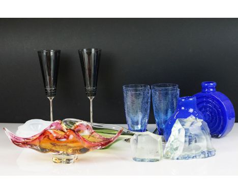 Collection of 20th century Glass ware including Nick Munro four blue crackle tumblers and two coloured champagne flutes, Vick