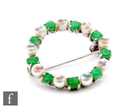 A 9ct hallmarked white gold alternating jade and cultured pearl circular brooch, diameter 2.5cm. 