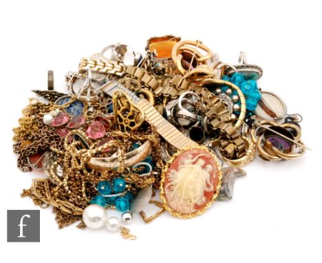 A parcel lot of assorted costume jewellery to include a snake bangle, rings, watches, brooches, chains etc. 