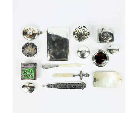 A COLLECTION OF ASSORTED SILVER COLLECTORS ITEMS. comprising card case, powder compact with tortoiseshell cover, various pill