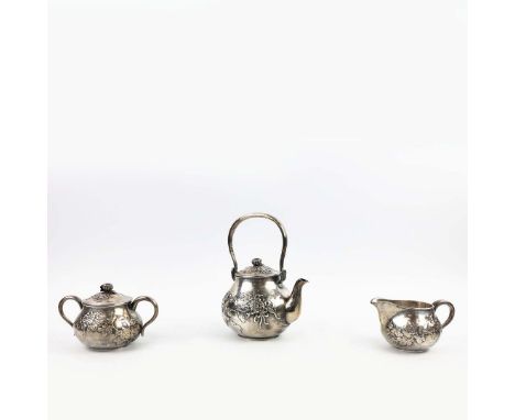 AN EARLY 20TH CENTURY STERLING SILVER TEA SERVICE. probably American, comprising teapot with a swing handle, cream jug and li