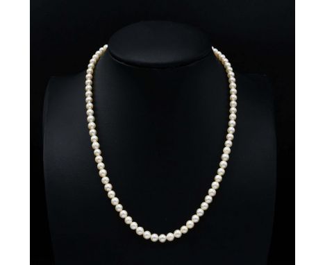 A SINGLE STRAND CULTURED PEARL CHOKER NECKLACE. fitted with 4mm diameter pearls, 9ct gold clasp, 36cm / 14 inches long.