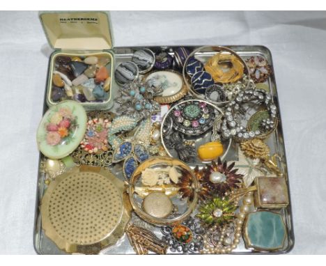 A selection of costume jewellery including brooches, pearls, bangles, earrings, compact, loose polished stones etc