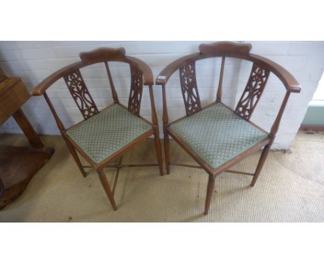 A pair of Edwardian bow back mahogany corner chairs with pierced splat detail - 75cm x 60cm