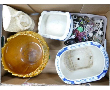 A mixed collection of items to include blue &amp; white planter: owl plaque, planter, fridge magnets etc 