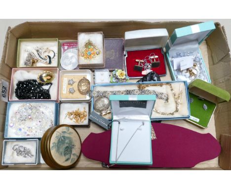 A good extensive collection of ladies costume jewellery: including Lotus Pearls, various brooches, Silver pendants, beads etc