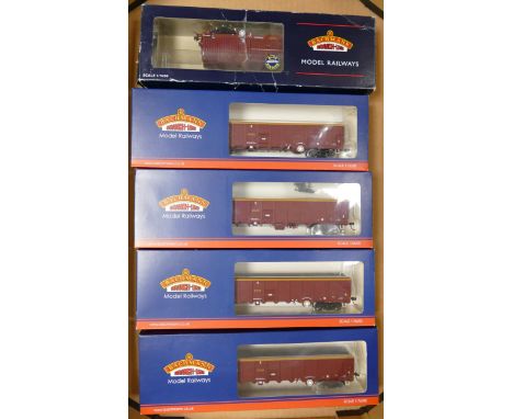 Bachmann OO Gauge Boxed Carriages including 38-241 x 4 &amp; 37-627(5) 