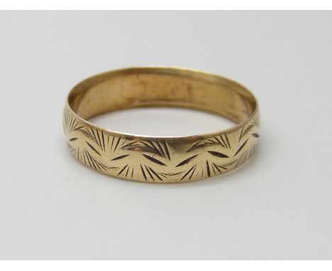 A 9ct gold wedding ring with engraved decoration, 2.1g, N