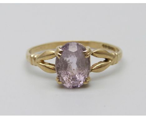 A 9ct gold amethyst set ring, 1.3g, K
