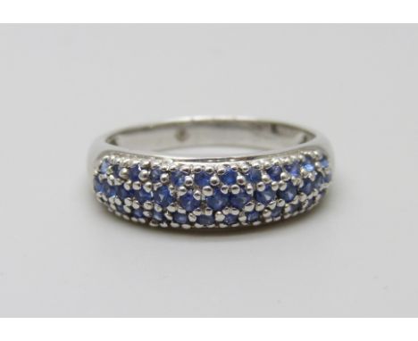 A 9ct white gold and sapphire ring, 2.7g, N