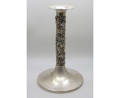 An Italian Giovanni Raspini silver candlestick, the stem with interlocking daisy detail, 218g, 18cm