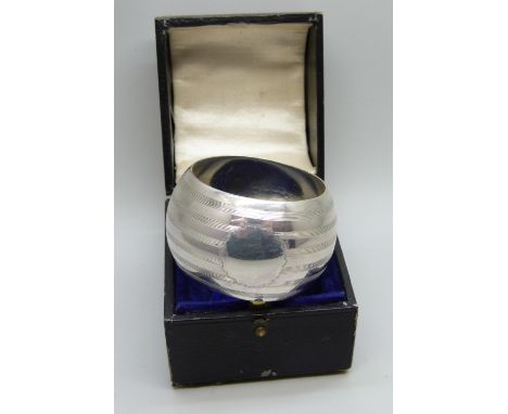 An Art Deco silver napkin ring, Birmingham 1919, 23g