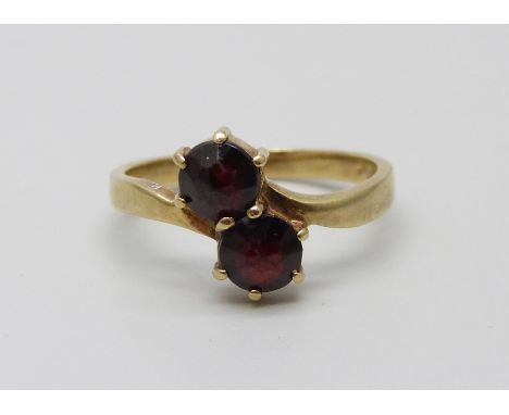 A 9ct gold and garnet cluster ring, 2.6g, N