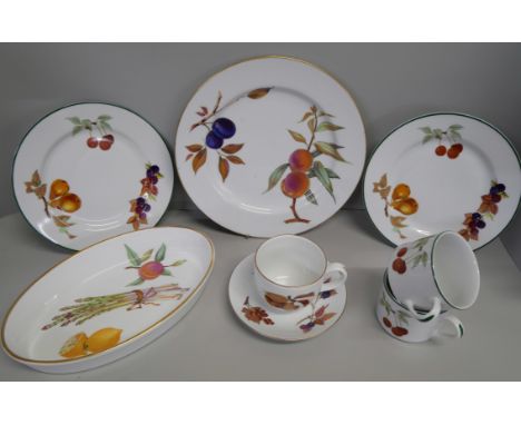 A collection of Royal Worcester Evesham and Evesham Vale dinnerwares **PLEASE NOTE THIS LOT IS NOT ELIGIBLE FOR IN-HOUSE POST