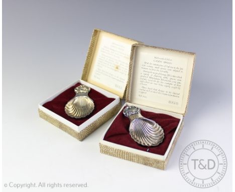 Two George III style silver caddy spoons, David Hollander & Son, Birmingham  1972 and 1976, each with scalloped bowl and shel