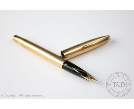 A 9ct yellow gold cased Sheaffer fountain pen, London 1970, with engine turned detail throughout, 13.6cm long overall    COND