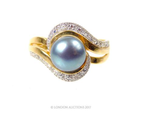 An 18 ct yellow gold, dark grey freshwater pearl and diamond dress ring, centrally set with a round, dark grey pearl (8 x 6 m