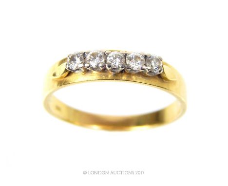 A fine, 18 ct yellow gold, five stone, diamond ring, centrally set on top of the gold band with five, raised, claw-set, round