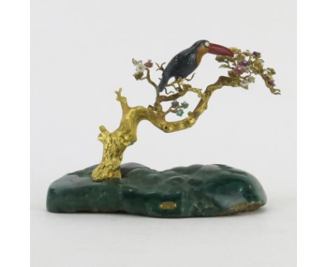 Very Fine Vintage Frattini 18 Karat Yellow Gold, Carved Agate and Bloodstone Figural Toucan in Tree Sculpture on Malachite Ba