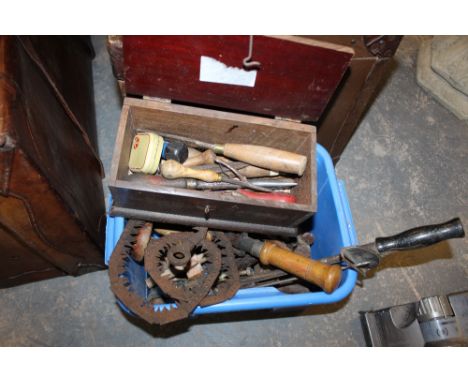 Quantity of leatherworking tools