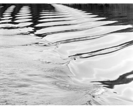 Siegfried Lauterwasser (1913 – Überlingen – 2000). Wellen. 1967Vintage. Silbergelatineabzug. Agfa-Papier.  30,8&nbsp;×&nbsp;4