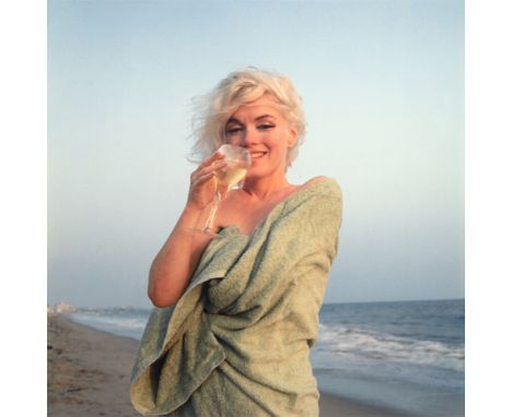George Barris (New York 1928 – 2016 Thousand Oaks, Kalifornien). Marilyn Monroe Champagne Sipping on the Beach, Santa Monica 